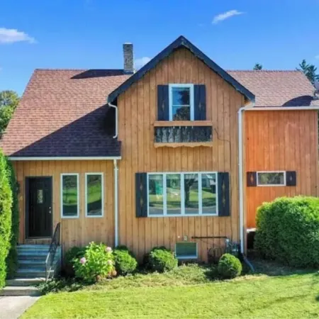 Walk to Lake Michigan Beach, Hit the Bike Trails, Relax- Large Yard w/Fire Pit!
