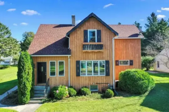 Walk to Lake Michigan Beach, Hit the Bike Trails, Relax- Large Yard w/Fire Pit!