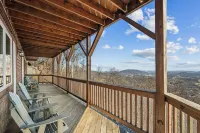 The Treetop Terrace, VIEWS, DECKS, SLEEPS 13