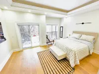 Luxury 4 Bedroom Home Near Downtown with Free Parking - บังกะโล