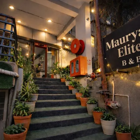 Hotel Aravali Residency Near Ilbs, Vasant Kunj Отели рядом с достопримечательностью «Храм Чаттарпур»