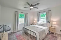Lakefront Townville Gem w/ Boat Dock & Kayaks - balcony