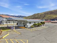 Canadas Best Value Desert Inn & Suites