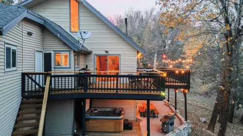 5bdr, Hot Tub, Deck, Firepit Mins to Village & Lake The Hilltop by Avantstay