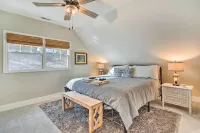 Peaceful Brevard Mountain Cabin Hike, Golf and Swim - Parkering