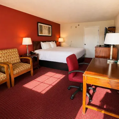 Carriage House Inn Hotels near Titanic Museum Attraction