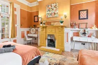Spacious 220sqm House     10-min Dr City Ctr Heaton - Villas