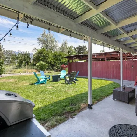 Perfect Central Location w/Mtn Views, Huge Fenced Yard, King Beds, BBQ, & Games! Отели в г. Мюррей