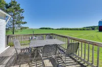 3 Miles to Torch Lake! Farmhouse w/ Vineyard View - 2-Sterne