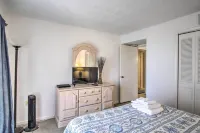 Sunny Cocoa Beach Condo w/ Balcony & Pool Access - Havudsigt