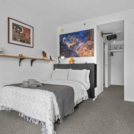 Spacious & Peaceful! 1Bed/2Bath/1Car ~ CBD