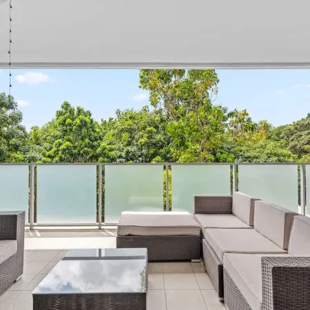 Spacious & Peaceful! 1Bed/2Bath/1Car ~ CBD