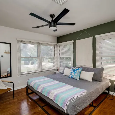 5 2 two kings hot tub firepit 16min to Wine Trail nearby Pickleball courts pool