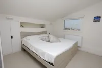 Path House by Wonderful Italy - parking