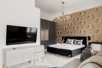 Modern Luxury Flat - Steps to Station - Homestays