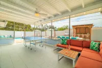 Playcation Putt Putt Pool Tiki Bar Game Room - balcony