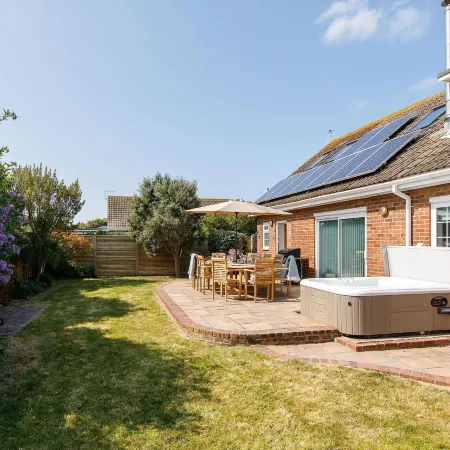 Beach House for 10 with Hot Tub & Garden