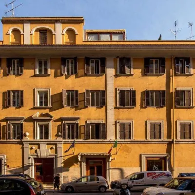 Crossroad Hotel Hotel berhampiran Stesen Metro Piramide