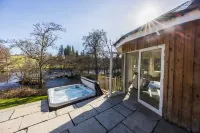 Luxury Riverside Lodge with Hot Tub (Sleeps 6) - 別墅