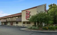 Red Roof Inn Detroit - Dearborn/Greenfield Village - parking