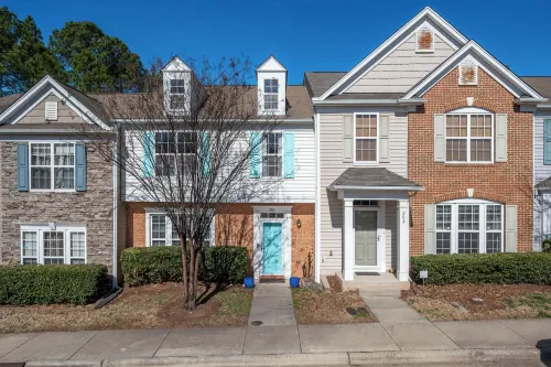 Modern 3-br Townhome w Private Backyard Near RTP - Villas