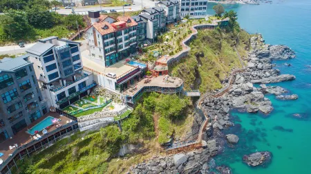 Samcheok Laon Spa Pension Отели рядом с достопримечательностью «Cave Mystery Hall»