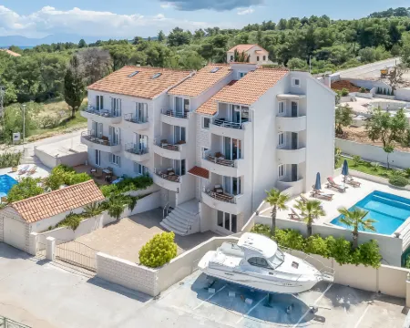 Villa 2 Pools Hotels in Sutivan