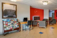 Econo Lodge Inn & Suites - parking