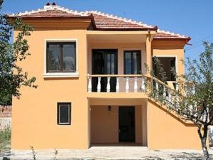 Lovely 3-Bed House in Malomir - Yambol District