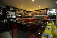 Holiday & Business Hotel - Em Frente ao Centro de Eventos e Arena Conda - bar