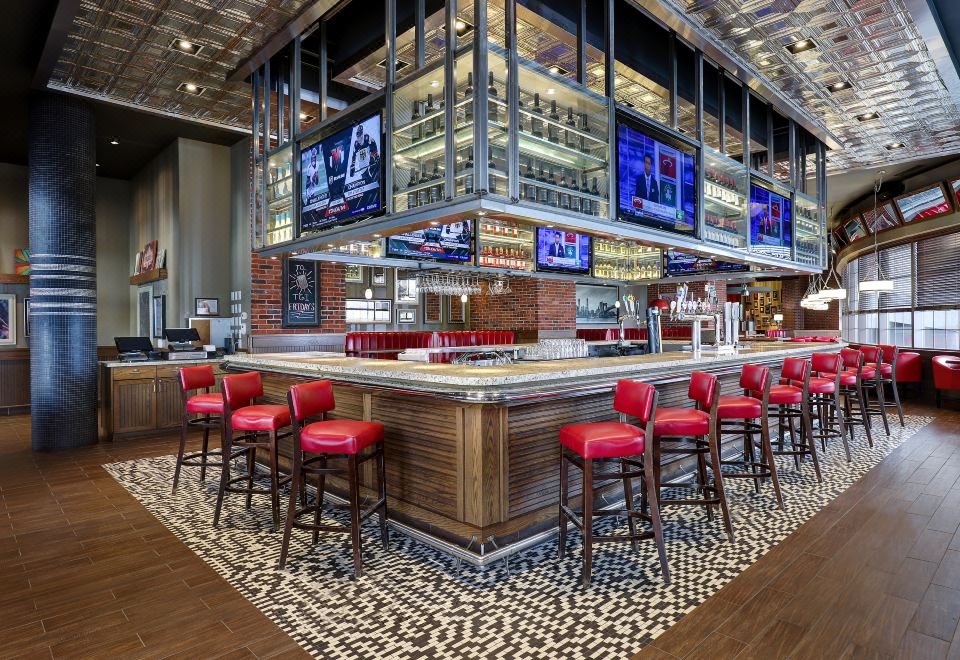 2. 엠버시 스위트 ..