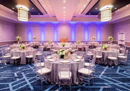 Hilton University of Florida Conference Center Gainesville Отели рядом с достопримечательностью «Канапаха Ботаникал Гарденс»