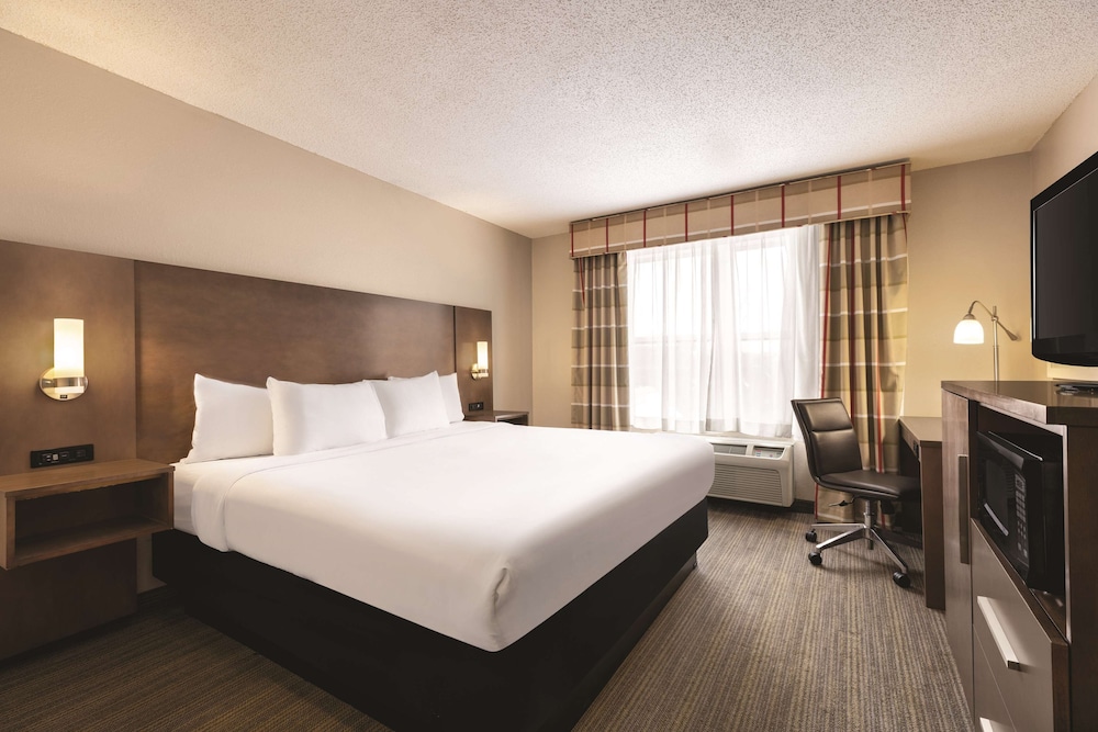 Country Inn & Suites by Radisson, Forest Lake, MN