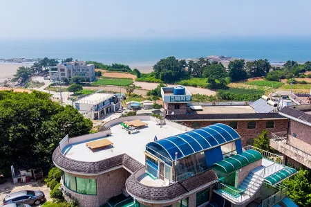 Buan (Byeonsanbando) Circle Pension Отели рядом с достопримечательностью «Byeonsan Beach»