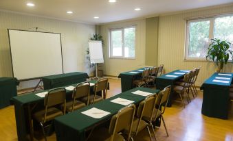 a conference room with chairs arranged in rows and a whiteboard on the wall , ready for a meeting or presentation at Amazonia Jamor Hotel