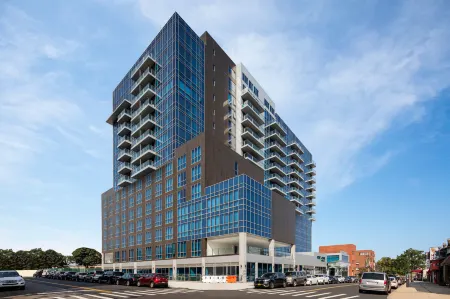 Four Points by Sheraton Flushing Отели рядом с достопримечательностью «Free Synagogue of Flushing»