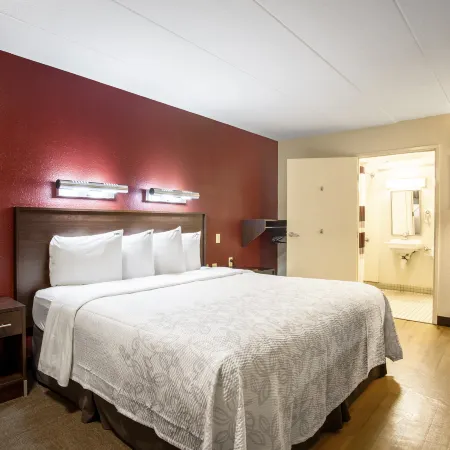 Red Roof Plus+ Washington DC - Alexandria Отели рядом с достопримечательностью «Маяк Джонс-Пойнт»