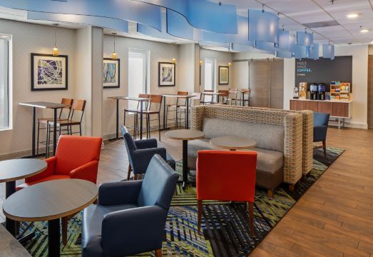 홀리데이 인 익스프레스 애틀랜타 에어포트 - 칼리지 파크