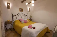 Romantic House for 2 or 4 People with Jacuzzi