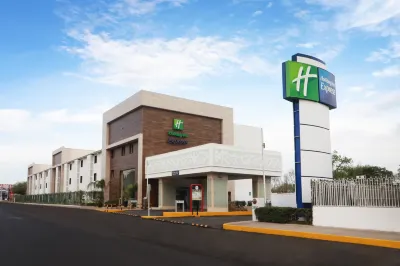 Holiday Inn Express 彼德拉斯內格拉斯 Plaza de las Culturas附近的飯店