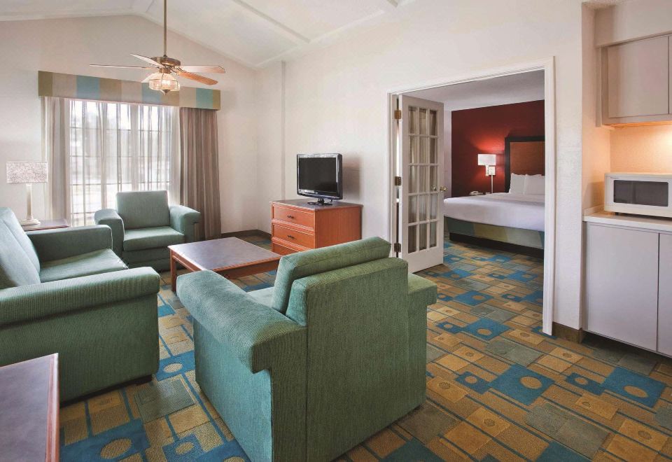 La Quinta Inn by Wyndham Savannah Midtown - Housity