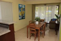 Stylish 1r-1b Apt Near the Beach and Main Street Hotels in 