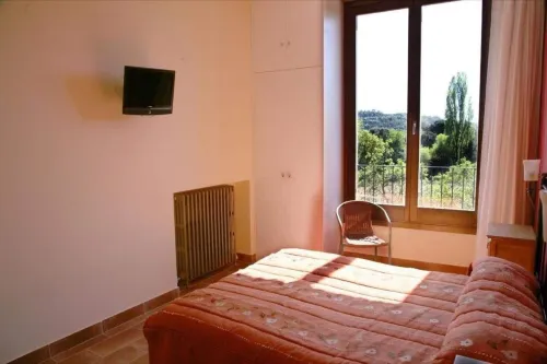 Hostal la Fuente فنادق في Barbastro