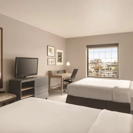 Country Inn & Suites by Radisson, Tampa Airport East-RJ Stadium Отели рядом с достопримечательностью «Зоопарк Лоури»