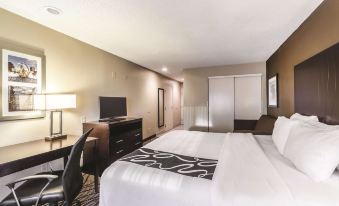 La Quinta Inn & Suites by Wyndham Collinsville - St. Louis