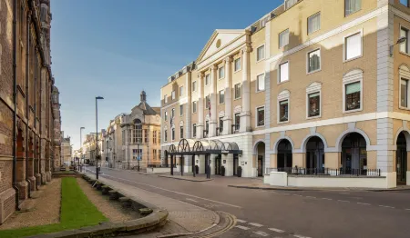 Hilton Cambridge City Centre Отели рядом с достопримечательностью «Мемориальный камень для Сюй Чжимо»