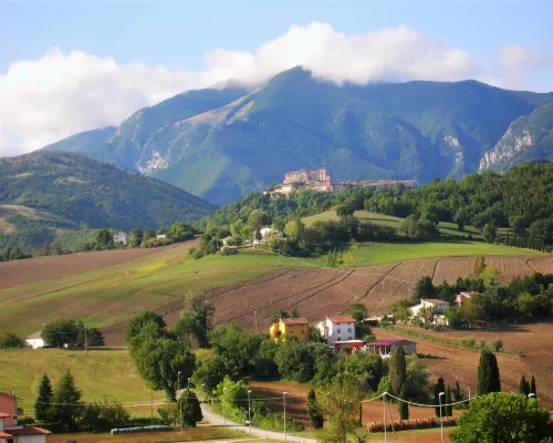Mansarda Viti - View on the Pediment - Hotels in Frontone