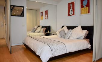 Spacious 1 Bedroom Apartment in the Heart of Melbourne's CBD