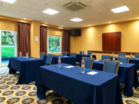 Holiday Inn Express & Suites CUERNAVACA by IHG โรงแรมในเกวร์นาวากา