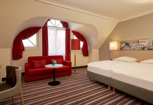 2. H+ 호텔 슈타..